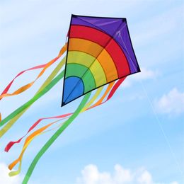 Chinese vlieger regenbooggestreepte polyester diamantlintvlieger voor lente- en zomervakantie en lente-uitje P214