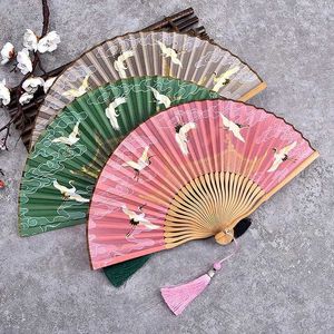 Chinese stijlproducten 1 stks retro sprookjes kraan bamboe botventilator opvouwbare Chinese stijl tassel handventilator ausmuziek bord oud zijden fan ambachten decor cadeau