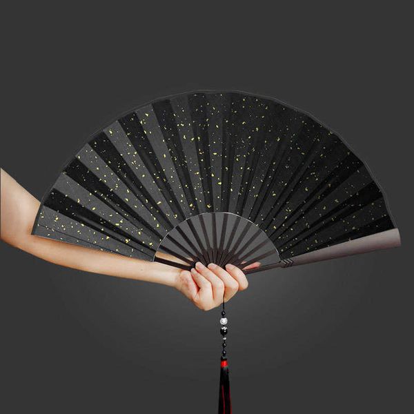 Produits de style chinois Alliage d'auto-défense Kung Fu Éventail pliant classique en tissu de soie Éventail à main en métal avec décor de pompon Collection d'artisanat d'art de danse de fête