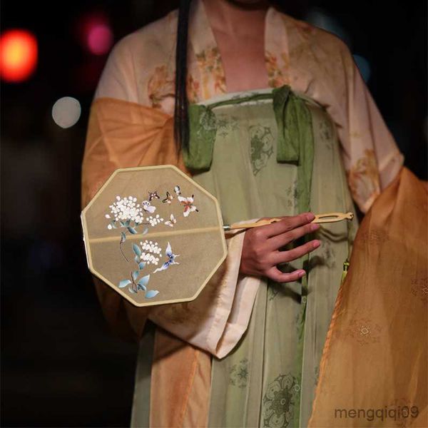 Productos de estilo chino Bordado Abanico artesanal Han Abanico redondo Abanico de bordado de mango corto para Palace Lantern Fan Producto terminado Favores y regalos de boda R230804