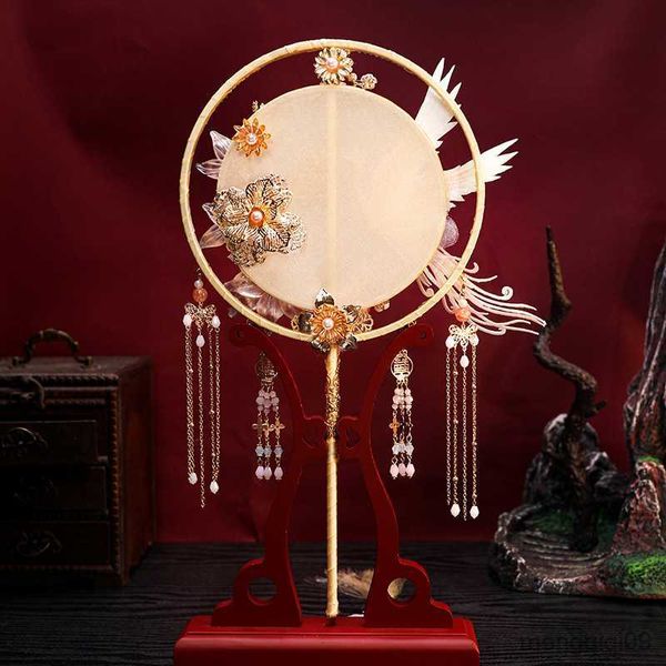 Produits de style chinois Ventilateur rond Antique Photo Props Ventilateur Long Marié Phoenix Broderie Double Face Heureux Poignée Danse De Mariage Main R230804