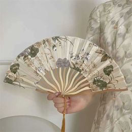Chinese stijlproducten Nieuwe Chinese Silk Folding Fan Houten Shank Classical Dance Fan Hoge kwaliteit Tassel Eleged Female Fan Home Decoratie