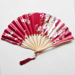 Chinese stijlproducten Vintage opvouwbare ventilatoren Bamboe handgrepen Danshandventilator Mode decoratieve kwast Chinese opvouwbare ventilatoren Kunstambacht Cadeau