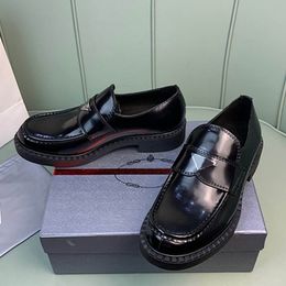 Chocolade geborstelde lederen loafers Designer heren lederen schoenen Driehoek Handtekening Koeienhuid Bovenste rubberen zool Klassieke lederen schoenen Leren vrijetijdsschoenen