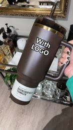 CHOCOLAT OR 40oz Gobelets H2.0 Tasses Quencher avec poignée Couvercles de gobelet isolés Paille Tasses à café en acier inoxydable Termos Stock américain prêt à expédier 1: 1 LOGO