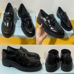 Loafers van chocoladelakleer Zwart 1D246 Geëmailleerd metalen driehoeklogo herinterpreteert klassieke loafer met een grof ontwerp dat wordt benadrukt door designerloafers met ronde neus