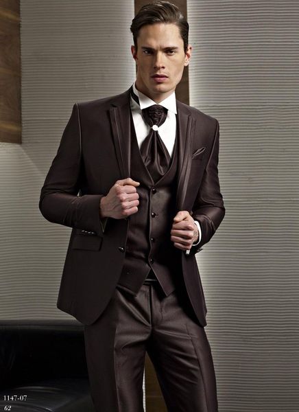 Chocolate Satén Novio Esmoquin Muesca Solapa Padrinos de boda para hombre Vestido de novia Hombre guapo Chaqueta Blazer Traje de 3 piezas (chaqueta + pantalones + chaleco + corbata) 927