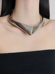 Collier ras du cou minimaliste en métal, grand col en V lisse, personnalité, mode, Niche ouverte, bijoux avancés pour femmes, 2024