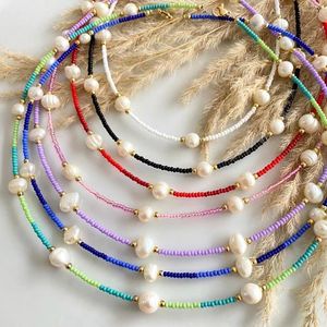 Tour de cou 5 pièces en bijoux d'été Boho colorés perles d'eau douce superposition mélange collier de perles de rocaille pour les femmes