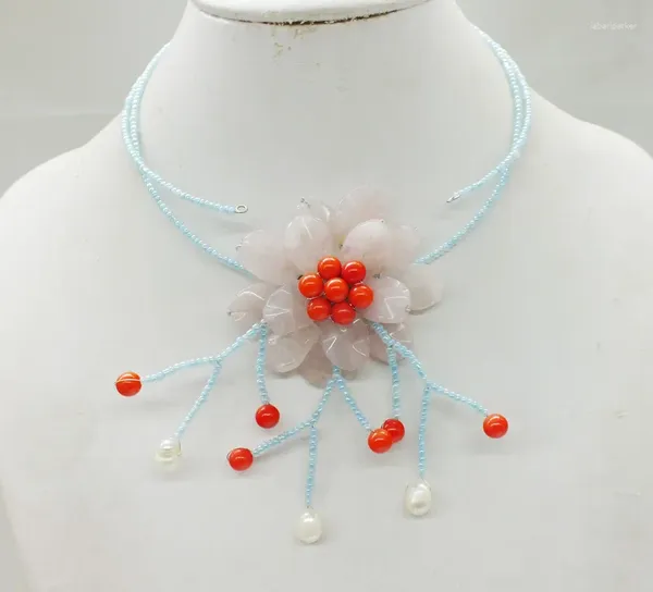 Tour de cou incroyablement beau. Prix spécial. Collier de fleurs en cristal naturel rose 19