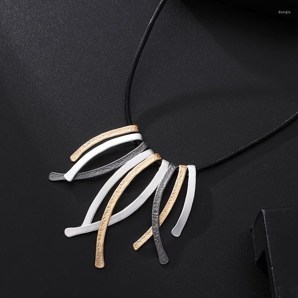 Gargantilla Amorcome Aleación irregular Rayas de metal Collar colgante para mujeres Niñas Cadenas de cuerda de cuero negro Suéter Collares Joyería para el cuello