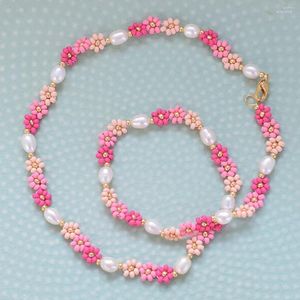 Collier ras du cou bohémien délicat, fleur de marguerite, perles de verre rose mélangées, vraies perles, bijoux faits à la main pour femmes
