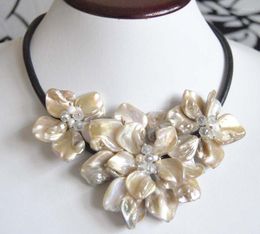 Gargantilla Gargantillas PCS / Lot Shell Beads Three Flower Pendant Designer Necklace Wholesale Gord22