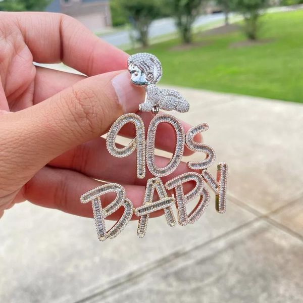 Choker Cute Boy Bail 2023 Design Hip Hop Jewelry Full Pavé 5A Cubic Zirconia CZ Iced Out Bling Letter 90'S Baby Pendentif Collier