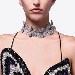 Collier ras du cou multi-papillon en strass brillant pour femmes, bijoux à la mode, spectacle de fête, court pour dames