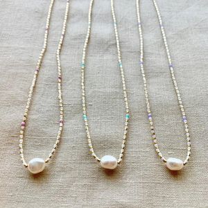 Handgemaakte witte goudkleurige rijst kralen met choker Gemengde ketting Onregelmatige Natuurlijke zoetwaterparel Hangkraag sieraden Geschenken voor vrienden