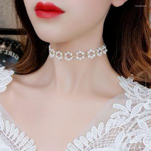 Choker Retro Retro Baroque Pearl Chokers Collier femelle Ins Fashion Bijoux de chaîne de clavicule courte