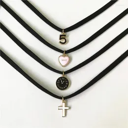 Choker Retro Charm Sieraden Vrouwen Gothic Zwart Kant Fluwelen Ketting Liefde Kruis Kettingen Hangers Voor Geschenken Handgemaakt