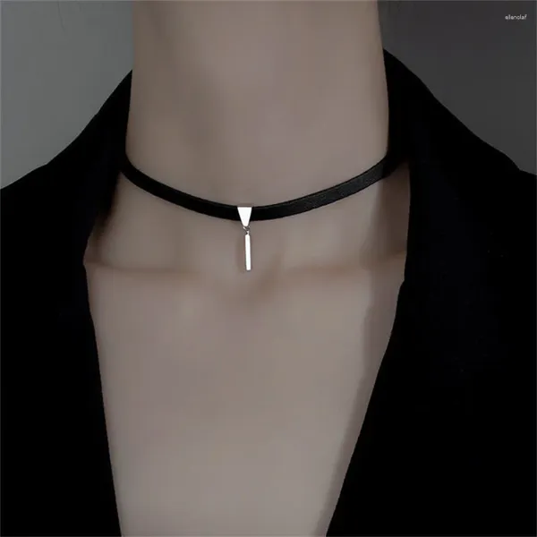 Choker simple couleur noire pu pour collier en cuir rétro en argent remise en argent collier des femmes