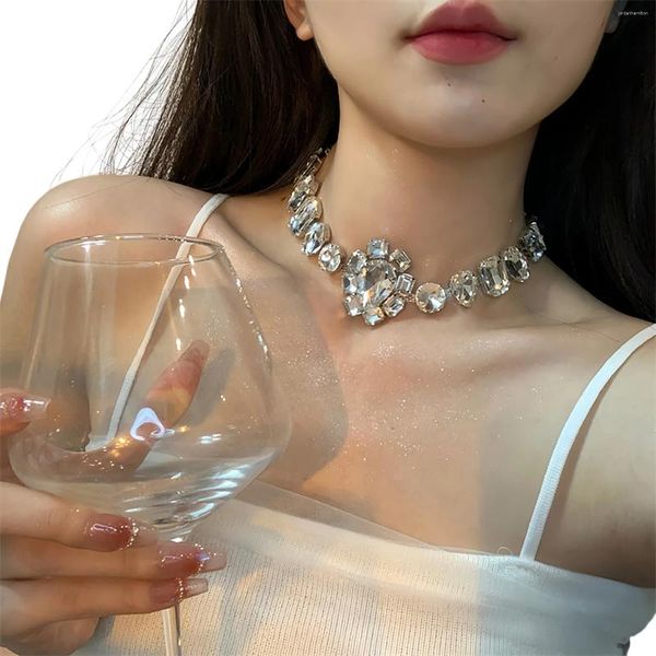 Collier étincelant de counchage pour les femmes légères luxueuses style exagéré de la Saint-Valentin Cadeau de Noël