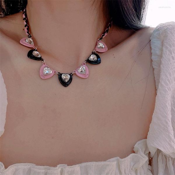 Gargantilla dulce y fresca con incrustaciones de diamantes de imitación para mujer, collar de corazón de cuero cruzado de PU rosa, regalos de Metal estéticos de lujo ligeros