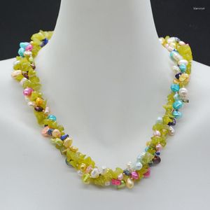 Tour de cou doux. Romantique. Collier de perles baroques de couleurs mélangées naturelles à 3 brins et de perles en pierre semi-précieuse. 20