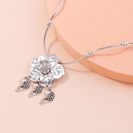 Tour de cou Vintage creux fleur colliers métal pull collier femmes élégant pendentif clavicule Chian bijoux déclaration Tour de cou