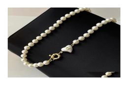Chokers Famoso diseñador británico Collar Pearl Cabker Cadera Letterv Colgante de 18K Gold 925 Joyas de titanio Sier para mujeres ME4661593