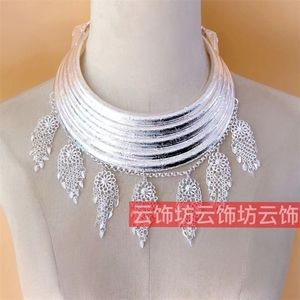 Sautoirs Hmong Miao pour adulte Xauv Dance Party Année Collier Collier Bijoux Feuilles Torques Ras du Cou 230419