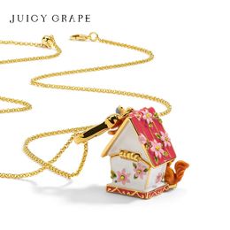 Gargantillas JUICY GRAPE House of Charms Collar colgante Suéter Cadena Ardilla Llavero 18K Chapado en oro Regalo de Navidad 231129