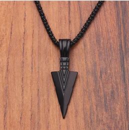 Chokers Heren Ontwerp Matzwarte lange ketting met pijlhanger Sieradenketting Hiphop Punk Rock Kerstmis Halloween Cadeau voor mannen Vrouwen 231013