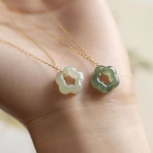 Chokers Natural Vintage Hetian Jade Necklace Plum Blossom Pendant Luxury Hollow Clavicle Chain Fashion Temperament Jewellery Accessories 230602