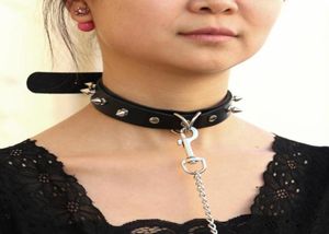 Gargantillas Sexy Remache PU Collar de cuero Cadena de plomo Cuerda de remolque Campana Gargantilla Esclavo Traje BDSM Bondage Collar Banda para el cuello Sex Punk Goth7168143