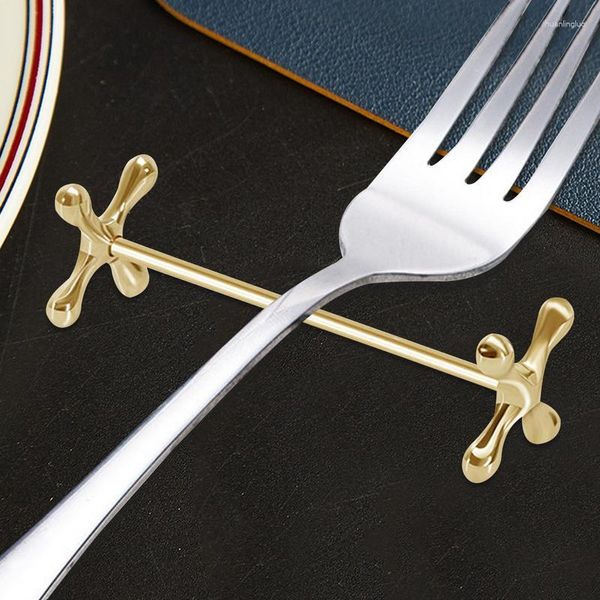 Palillos de Metal, soporte para palillos, almohada en forma de ciruela, soporte para cuchara para cuchillo, tenedor, almacenamiento, comedor, vajilla para restaurantes