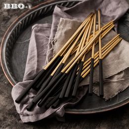 Baguettes Baguettes en acier inoxydable baguettes coréennes en or noir baguettes en métal Sushi japon vaisselle Restaurant couverts 2/5/10 paires 231216