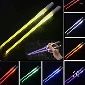 Baguettes Unique LED Luminous Glowing Light Up Chop Sticks Réutilisable -Grade Safe ABS Vaisselle Pour Party Fun Gift