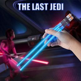 Baguettes Unique Lightsaber LED Baguettes Lumineuses Glowing Light Up Chop Sticks Vaisselle en ABS de qualité alimentaire réutilisable pour cadeau amusant de fête 230616