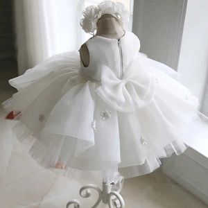 Robes de baptême Robe de douche de bébé blanche première fête d'anniversaire portant une fleur de fleur 3D fille de Noël mariage Q240507
