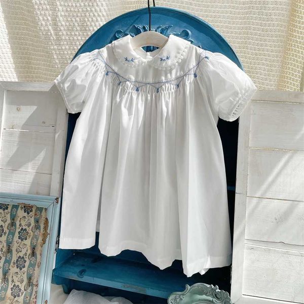 Robes de baptême de conception de marque fille robe fumeuse à la main bébé brodé blanc immersion coton grenouille boutique vêtements Q240507