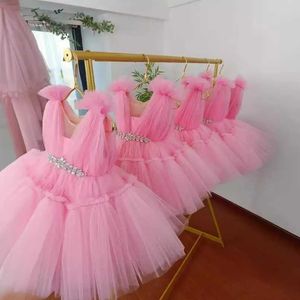 Doopjurken Nieuwe kinderen Host Walkway Ball -jurk Mouwloos kralen ontwerp Wedding Verjaardag Baptist Party Girl Pink Jurk A3703 Q240521