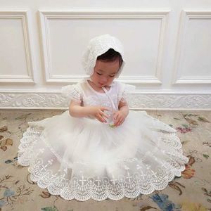 Robes de baptême-né en dentelle de lace-née robe bébé fille bébé blanc baptismal plissé manches de vol de mariage robe princesse + chapeau 2pcs set q240507