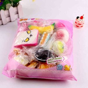 Christma Supplie NIEUW 10PC SUBIHIE Medium Mini Soft Bread Key Banana Cake Toat Kawaii Squihy Pack Toy Random 0914