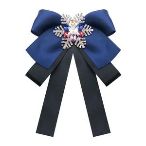 Kerstkleur Rhinestone Vrouwelijk Wedding Festival Office Formele sneeuwvlok Big Bow Broche Tie Blouse Accessories240409