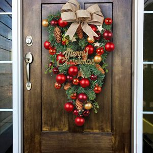 Kerstdecoratiebal ondersteboven boom hangende creatieve raam scene decoratie boog rattan deur