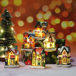 Kerstdecoraties 1 stks Resin House Ornament Micro Landschap LED Licht Licht Xmas Village Decoratief feest Home Decoratie Gift2442