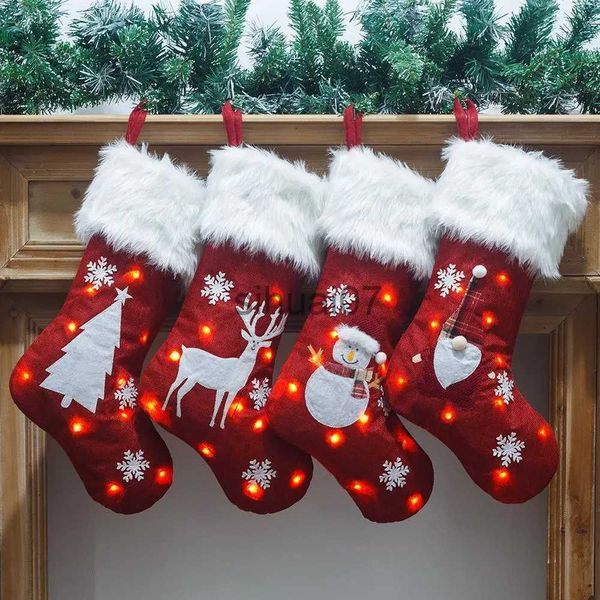 Décorations de Noël 2023 Glow Red Cannabis Chaussettes de Noël brodées Père Noël Elk Bonhomme de neige Sac cadeau Noël Joyeux Décoration Maison Décorations de Noël x