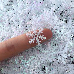 Décorations de Noël 300600pcs 2cm flocons de neige artificiels confettis faux patch de neige applique mariage pour la maison Navidad 230907