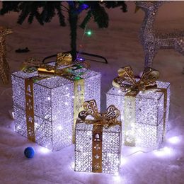 Décorations de Noël 3 pièces ornements de boîte-cadeau de noël ornements de décoration d'arbre de noël avec des lumières LED lumineux en fer forgé boîte creuse année décor 231025