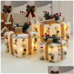Decoraciones navideñas 3 piezas Nueva caja de regalo LED Juego de tres piezas Diseño de escena para el hogar El Decoración de ventanas Accesorios Arte de hierro Navidad Drop Deliver Dhpkk