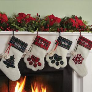 Decoraciones navideñas 4 colores Medias Decoración del hogar Bolsas de regalo a cuadros de felpa Pet Dog Cat Paw Calcetines Adornos para árboles de Navidad 220912